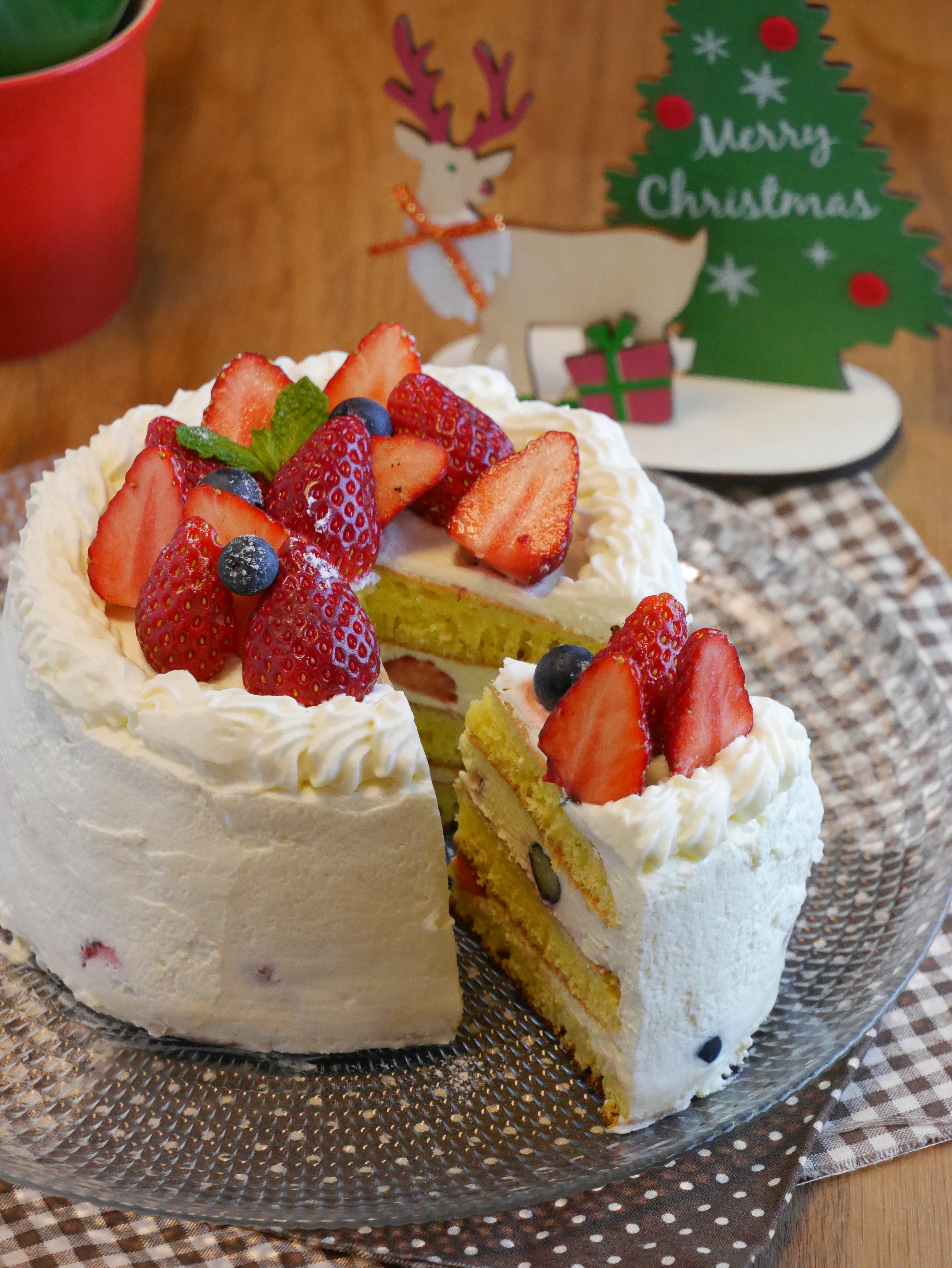 型もオーブンも不要 ホットケーキミックスでふわふわスポンジケーキの作り方 クリスマスケーキ よなよな食堂 毎日の簡単料理レシピ
